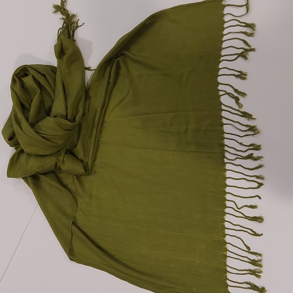 W27"xL69.5" Green Scarf
